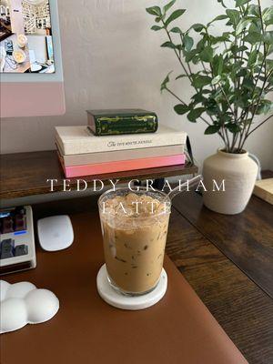 there’s a reason everyone loves this latte 🙂‍↕️🧸🍯 & you don’t need any syrups to make it 👏🏽 #icedlatte #teddygrahamlatte #honey #latte #coffee #coffeeathome #coffeetime #espresso #ultimacosa #coffeetiktok 