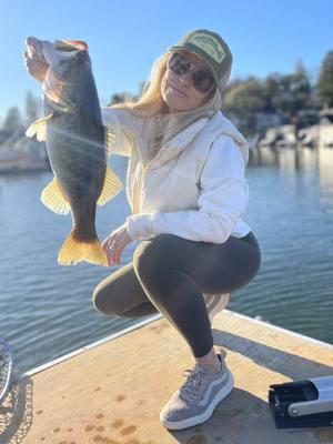 Just slingin some @WOO! Tungsten  In my @CRZ YOGA fleece leggings. 💚💚💚 . #girlsfishtoo  #bassfishing #femaleangler #leggingsoutfit  #yogapants 