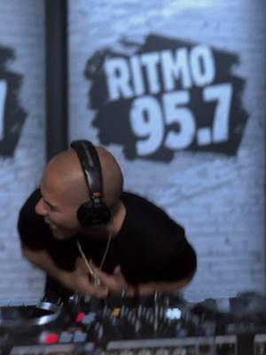 Tita!!! Te estoy esperando ahora mismo por @RITMO 95.7 🇨🇺 😍 . 🎥/✂️:  @almendra | RITMO 95.7🇨🇺  . #almohada #gentedezona #randymalcom #alexanderdelgado #elmetaliko #djyus #ritmo95 #ritmo95cubatonymas #elpartydelatarde #cubanosenmiami #cuba #🇨🇺 