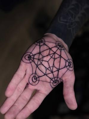 Palm tattoo! Done on my apprentice so we’ll be able to see the healing day by day and I’ll share with you guys the fully healed result!  . #palmtattoo #tattoo #sacredgeometry #sacredgeometrytattoo #tattooart 