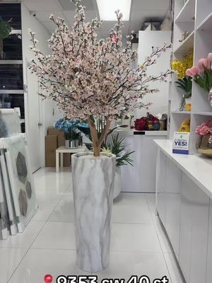 Hermoso Cherry Bloossom hecho a mano en tronco natural y superpuesto en base de 36” disponible en #ypdecorations #artificialarrangements #luxuryhomes #moderndecor #cherryblossom #parati 