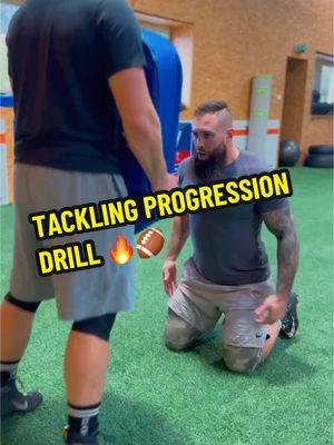 Tackling Progression 🚀 Build a secure and coherent progression of tackling technique! 👇 - Shoulder contact confidence - Avoid Head Contact - Posterior Chain Activation - Stability & Density - Power Step and Near Foot - Arms Actions - Drive through contact . . . #linebacker #linebackers #linebackertraining #linebackerdrills #offseasontraining #CollegeFootball 