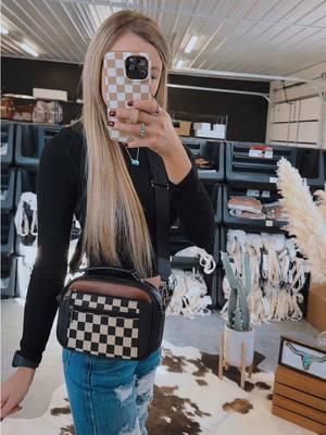 I’m obsessed with this purse! 🤩🖤 It has an adjustable strap and tons of storage pockets.  #checkered #purse #bag #crossbodybag #viralitem #fashion #westernfashion 