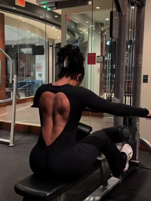 love your back w/ these 4 movements 🖤  #hourglassbackworkouts ##hourglassfigure #backworkoutblackgirl 