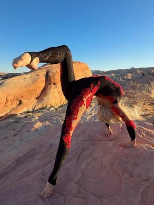 Valley of Fire 🔥  . . . . . . . #valleyoffire #lasvegas #lasvegastiktok #bendyback #lasvegasatractions #lv #gymnastics #goodmorning #yoga #handstandhold #goodvibesonly #bendygirls #bendy #contortion #mountains #costume #acroyogalove #yogalasvegas 