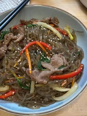 ✨KOREAN GLASS NOODLE STIR FRY (JAPCHAE)✨ 👉 Link for the recipe can be found on my profile  This is a classic Korean dish that is often served at special events or gatherings, yet is easy enough to enjoy on a weeknight. Kid-approved and makes for great leftovers too 😋✌️ . . . . . #japchae #koreanglassnoodles #sweetpotatonoodles #glassnoodles #koreanfood #noodletok 