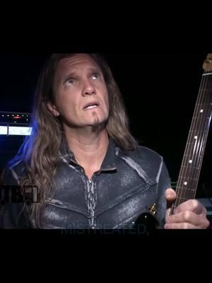 Whitesnake's Joel Hoekstra gives you all the details about the Fender Stratocaster he uses on stage! #whitesnake #digitaltourbus #gearmasters #guitarist #rockguitarist 