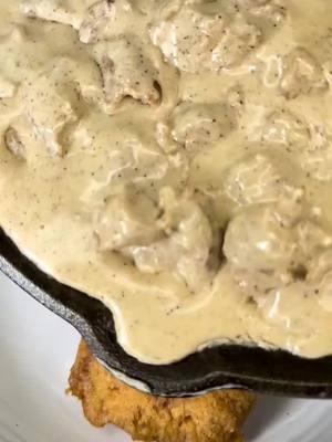 Keto biscuits and gravy recipe 🤩 Recipe by @ketowithscotty #ketogeniccom #ketodiet #healthylifestyle #ketoforbeginners #biscuitsandgravy