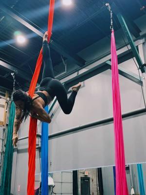 Finally feeling better being upside down! My vertigo is gone, my ears aren’t back 100%, but that’s progress! Woohoo😍 #aerialist #aerialsilks #silks 