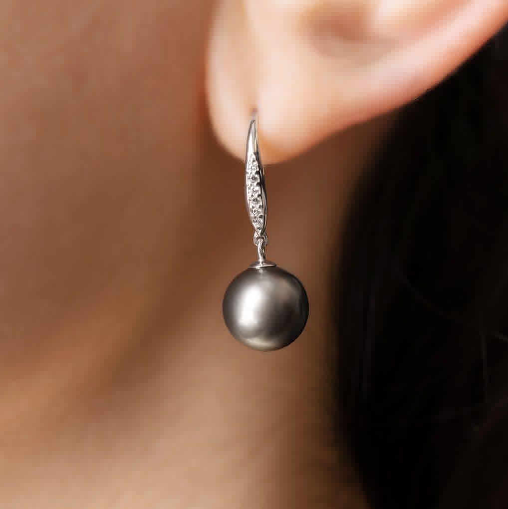 From the Tahitian lagoons to your ears—let these pearls speak the language of grace and allure.✨🐚 #superjeweler #tahitianpearl #pearlearrings #timelessfashion