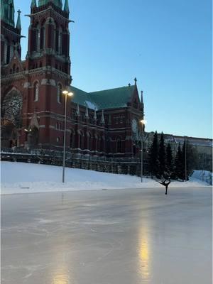 #IceSkating #figureskating #figureskatingtiktok #finland #iceskater #taitoluistelu #outdooricerink #choreo #helsinki 