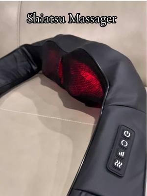 Shiatsu massager #shiatsu #shiatsumassage #shiatsumassager #shiatsuneckandbackmassager 