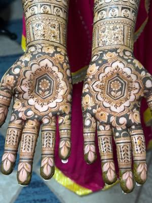 Bridal henna on Ishrath! #bridalhenna #bridalhennavideo #hennavideo #henna 