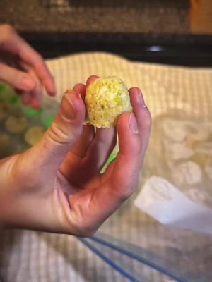 My favorite hack to make healthy meals quicker! We are definitely a garlic loving family! 🧄  #cooking #CookingHacks #cookingathometiktoktv #cookwithme #frozengarlic #frozengarlichack #foodprep #dinnerprep #mealprep #mealprepideas 