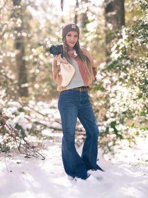 heaven help us. Ramis got her blue jeans on. Kendra Senn Photography didn't disappoint. tried to make it a couple shoot but ended up solo. ✨️🖤 #branding #minisession #snow #alabama #kendrasennphotography #beginnerphotographer #breathtaking #supportsmallbusiness 