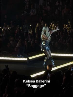 “I got baggage, but I'm movin' in” 🧳#kelseaballerini #councert #kelseaballeriniconcert 