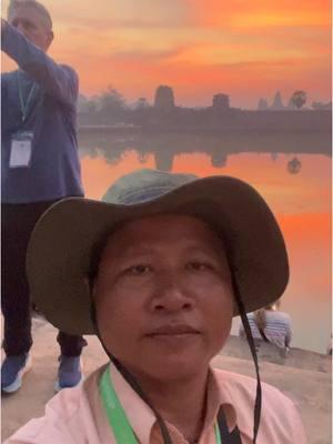 #អង្គរវត្ត ពេលអរុណោទ័យ 🌅❤️🇰🇭    The most beautiful dawn and sunrise at world’s largest Angkor Wat temple located in north-west of Siem Reap Cambodia. #angkorwat #dawn #pinkcolor #sunrise #fyp #viral #tour #អ្នកស្រុកអង្គរ #angkorwatfolk #siemreap #cambodia #viralvideo #usa🇺🇸 #fypシ゚viral #tiktokindia #tiktokusa #tiktokkhmer 