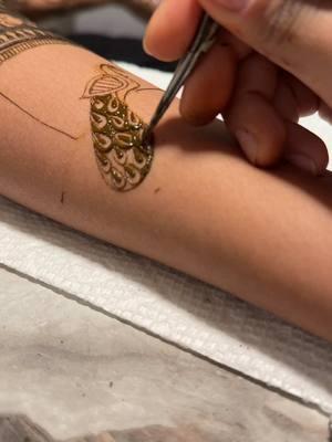 The royal theme with the elements of mahal dome and 🦚 #nychennaartist #famhenna #hennadesigns #organichenna #hennadesigninspo #bridalhennainspo #hennaartist #nychenna #bridalhennadesign 