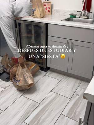 Que romántico 😅#familiade3 #parati #cocina #parejas  #siesta #esposo #marido #machismo #metas #hombres #hombrealfa 