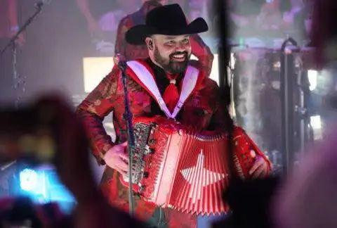 Hay ojitos..#grupointocable #rickymunoz #regionalmexicano #rolitaschidas #norteñas #grupero #paradedicar #romanticas #texmexmusic #musicamexicana #paratiiiiiiiiiiiiiiiiiiiiiiiiiiiiiii 