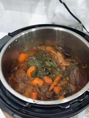 Quick weeknight cozy meal: red wine-braised osso bucco with hickory grits. Made it in the Instant Pot, but it tastes like it simmered all day. #MannyEats #OssoBucco #CozyWinterMeals #InstantPotMagic #ComfortFoodDoneRight 