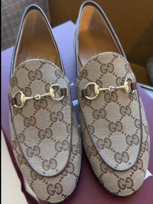 I love a versatile shoe 😍☺️ unbox one of my birthday gifts with me. #gucciloafers #guccishoe #guccijordaan #guccihorsbit #loafers #versatileshoe #gucci #designerunboxing #luxuryunboxing 