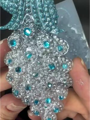 Using our Hyper Holo® and Diamond Dust! Thank you @double_n_resins for sharing! 🤩💖 www.SolarColorDust.com Watch me make a #sparklypeacock!  This is what I was doing before migraines with vision issues took me out this week.  Do we like it?  @solarcolordust Hyper Holo in teal and diamond dust in white @letsresin resin #resinaddict #resincraft #resindemolding #resintutorial #resinpeacock #resinobsession #diamondcutresin #solarcolordust  