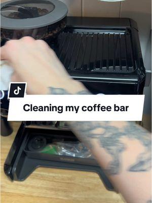 It’s not a super deep clean. It’s not time for that yet. #esspreso #baristasoftiktok #baristas #coffeetok #homecoffeebar #latte #baristalife #baristatok #coffee #athomebarista #brevillebaristaexpress #breville #asmr #coffeeasmr #icedespresso #espresso 