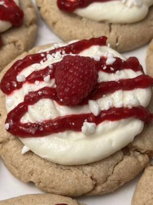 Crumbl Inspired Raspberry Cheesecake Cookies 😍 #raspberrycheesecake #cookies #raspberrycookies #cheesecakecookies #cheesecake #crumblcookierecipe #crumblcopycat #valentinesday2025 