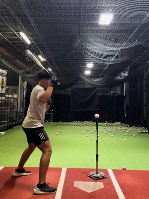 Open 45 is a great way to learn in what direction your barrel is working, here I wanted Adrian to feel the top hand working through the ball more! It’s not a push guys, use your forearms and you wrist to whip the barrel through the zone with good direction and extension! Sorry you’re not gonna figure it out in one day it takes a lot of repetitions to get it to cement in but we’re working in the right direction!  - - - - - #miamibaseball #hittingcoach #hittinginstructor #baseball #baseballtips #tophandhitting #backspinbaseball #indoorbaseballfacility #indoortraining #hittershit #nolaunchangle #handeyecoordination #hittingtips #travelball #hittingmechanics #fyp #foryoupage #baseballfyp 