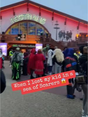 She was in the safest of hands 😂 #howloscream #scare #scareactor #scary #scareactors #buschgardens #buschgardenswilliamsburg #halloween #fy #fyp #scareactorsoftiktok 