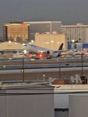 Lo hermoso que es la aviación en el Aeropuerto Internacional de Los Ángeles. #aviation #airplanes #airbus #a350 #airport #spotter 