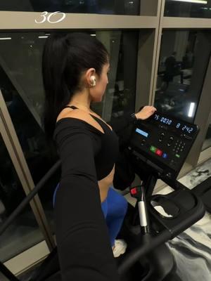 Committed to 30 x 30. Thats 30 mins for 30 days of stairmaster. No matter what you have going on commit to it. I promise you its life changing. #fitwithmezz #legday #stairmaster #stairmasterworkout #cardioworkout #cardioday #challenge #fatloss #stairmasterroutine #stairmastercardio #stairmastertips #fitnesshack 