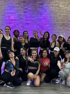 Fui a una clase de baile con @shobizfit y omg 😱 fue el mejor cardio que hice en mucho tiempo. ¿Qué tal hice? 💃#dance #baile #choquesculturales #chicagodance #chicago #chicagoblogger #badbunny #nuevayol #bailar 