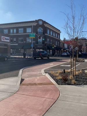 Spending a sunny Friday afternoon in downtown #Pullman 🐾 #WSU #GoCougs 