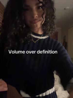 Always volume #nyc #curl #school #makeup #gold #curlyhair #curlyhairroutine #naturalhair #makeuptutorial #heatlesscurls #fashion #dance #hair #volume #natalieinspos #model #curlycut #outfit #GlowUp #curltalk 