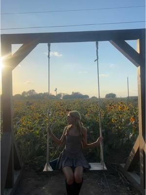 reminiscing over these sunflowers #fyp #foryou #foryoupage #sunflower #sunflowers #sunflowerfield #motelrocks #fashion #Summer #summervibes #outfitinspo 