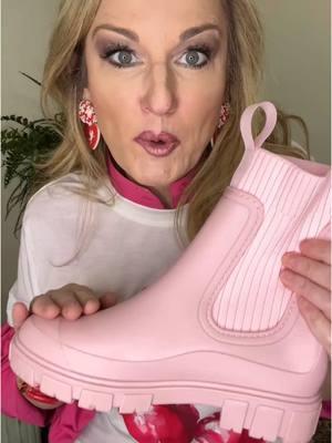 Pink Rain Boots! 🎀 #pinkrainboots  #pinkboots #rainboots #fashiontiktoks #TikTokShopFashion #fashiontrends2025 #thesebootsaremadeforwalking #fypfashion #maradac