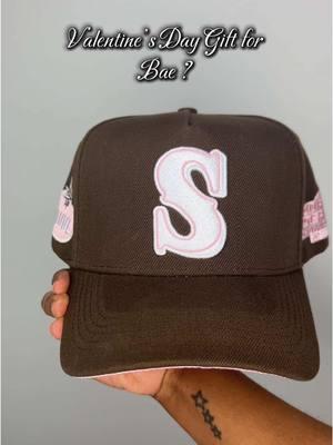 Ahht ahht don’t wait til the last minute to get bae something for Valentine’s Day.  The pink on brown thoo 🤌🏾🔥 #fyp #femsoftiktok #valentinesdaygift #valentinesdaygiftideas #ValentinesDay #hubby #husband #giftforhim #Love #snapback #TikTokShop #creatorsearchinsights #contentcreator #neapolitan #dadhat #giftsofservice #lgbtq #stud 