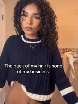 We don’t mention it #nyc #curl #school #makeup #gold #curlyhair #curlyhairroutine #naturalhair #makeuptutorial #heatlesscurls #fashion #dance #hair #volume #natalieinspos #model #curlycut #outfit #GlowUp #curltalk 