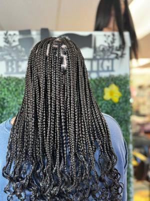 Medium knotless braids mid back #beautybytigi #siouxfallshairsalon #siouxfalls #siouxfallshairextensions #siouxfallshairstylist #siouxfallshairstylists #605braider #siouxfallsbraider #knotlessbraids #braider 