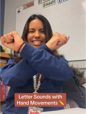 Engage letter sounds with kinesthetic learning 💛✏️ #phonicsfun #learntoread #lettersounds #learningisfun #earlyreading #kinestheticlearning #handmovements #teacherlife #homeschoolmoms #readingteacher #readingintervention 