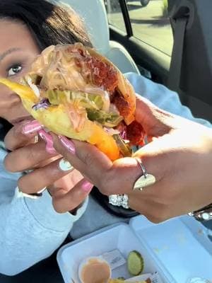 @Alexis Frost coming in clutch with the perrrrfect bite 🙌🏻🙌🏻 #honey #davessaucdavessauce #spicychickensandwich #fyp #foodtiktok #asmr #daveshotchickenreview 