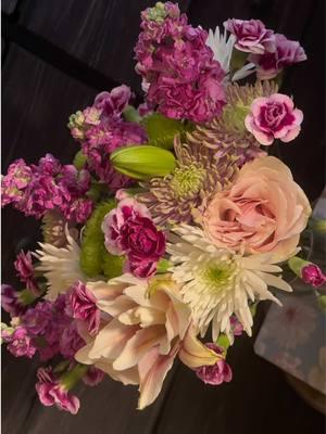 Always love seeing pink 😌💗#bouquet #arrangement #floral #floralarrangements #floraldesign #vday #ValentinesDay #pinkbouquet #pinkflowers #flowerpower #florist 