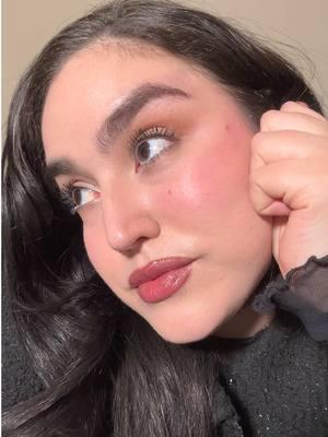 how I touch up after 11 hours for glowy skin #makeup #highcontrastmakeup #highcontrast #makeupartist #patrickta #kaleidos #charlottetilbury #mascara #exaggereyes #nofilter #millennial #glassskin #microinfluencer #latinacreator #glowyskin #dior #blush #lipcombo #lipstick #liplinerlipcheat #lipgloss 