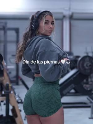 Es día de las piernas 🦵🏽💅🏽🤍🎧 #piernasfuertes #legworkout #legday #gymmotivation #fyp #fitlatina 