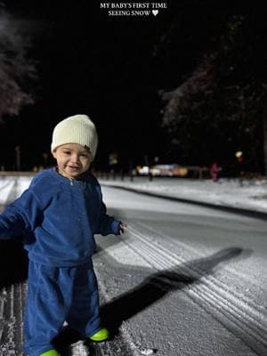 His smileeeee🥹🥹🤍. He was so happy (,: #foryou #fyp #babiesoftiktok #toddlersoftiktok #firsttimeseeingsnow #snowinflorida #cute #snow 