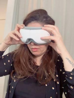 After a long day in Las Vegas, this viral TikTok eye massager is EVERYTHING – heat, pressure, music, and ultimate relaxation! It’s like bringing the spa to my hotel room 👁️ #VegasVibes #SelfCare #fyp #foryou #foru #SelfCare #care 