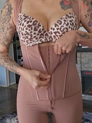 I love that this body shaper has a crotch zipper so you don't have to get completely nudes to go to the bathroom! #tiktokshopjumpstart #tiktokmademebuyit #tiktokshopfinds #waisttrainer #bodyshaper #womensfashion #dealsforyoudays #shapeshe @SHAPESHE 