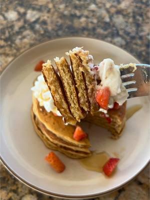 Breakfast Protein Pancakes 🥞🍓⁣⁣⁣⁣⁣⁣ ⁣⁣⁣⁣⁣⁣ #pancakes #breakfast #brunch #hotcakes #proteinpancakes #pancake #breakfastidea #makingpancakes #homemade